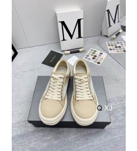 Rick Owens SS25 Hollywood Epoc&Auml;&fnof; Adida&Egrave;&trade;i &Atilde;Žn Lapte/Lapte/Lapte de Velur, piele de C&Auml;&fnof;prioar&Auml;&fnof; &Egrave;&tilde;i Plin de Cereale din Piele de Vi&Egrave;&rsaquo;el