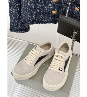 Rick Owens SS25 Hollywood Epoc&Auml;&fnof; Adida&Egrave;&trade;i &Atilde;Žn Lapte/Lapte/Neagr&Auml;&fnof; de Velur, piele de C&Auml;&fnof;prioar&Auml;&fnof; &Egrave;&tilde;i Plin de Cereale din Piele de Vi&Egrave;&rsaquo;el