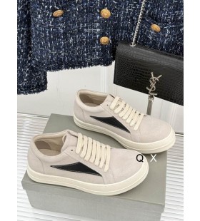 Rick Owens SS25 Hollywood Epoc&Auml;&fnof; Adida&Egrave;&trade;i &Atilde;Žn Lapte/Lapte/Neagr&Auml;&fnof; de Velur, piele de C&Auml;&fnof;prioar&Auml;&fnof; &Egrave;&tilde;i Plin de Cereale din Piele de Vi&Egrave;&rsaquo;el